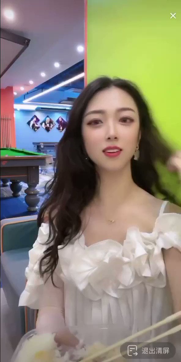 穿这样直播打球 让观众该看哪个球好呢