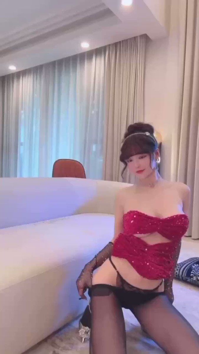 红色礼服裙的性感视频 超害羞