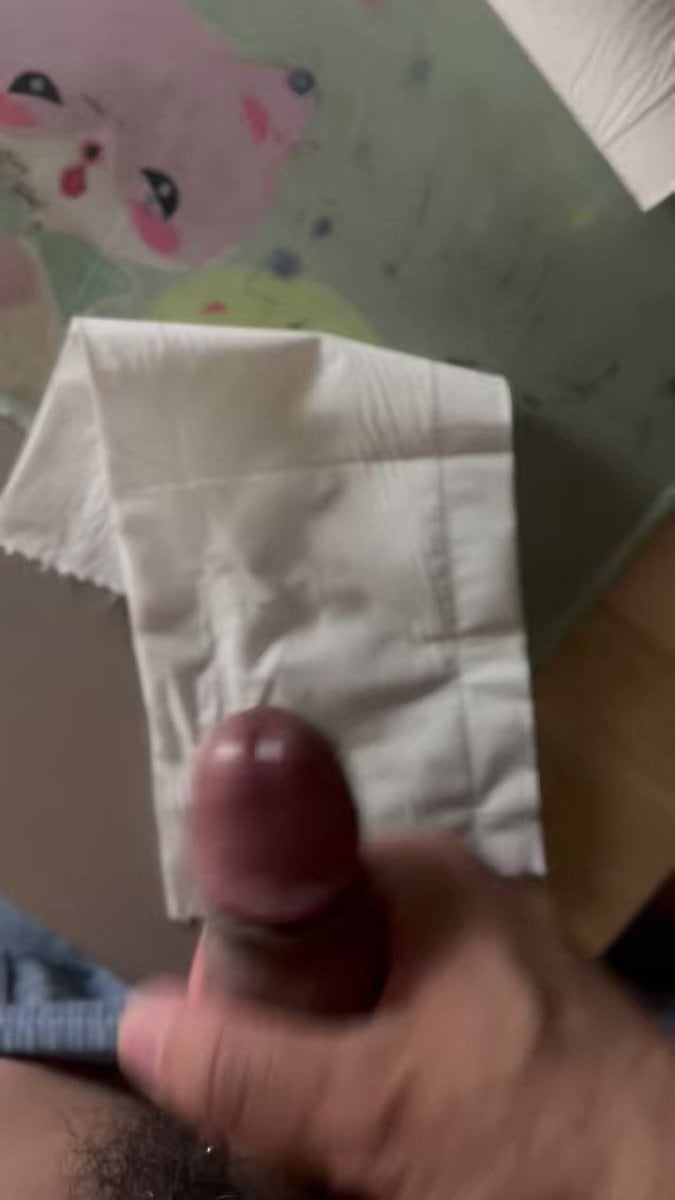 本打算上网看看照片小视频的，结果一个没忍住，精又洒了出来。这又黏又稠的，真是浪费了。 …