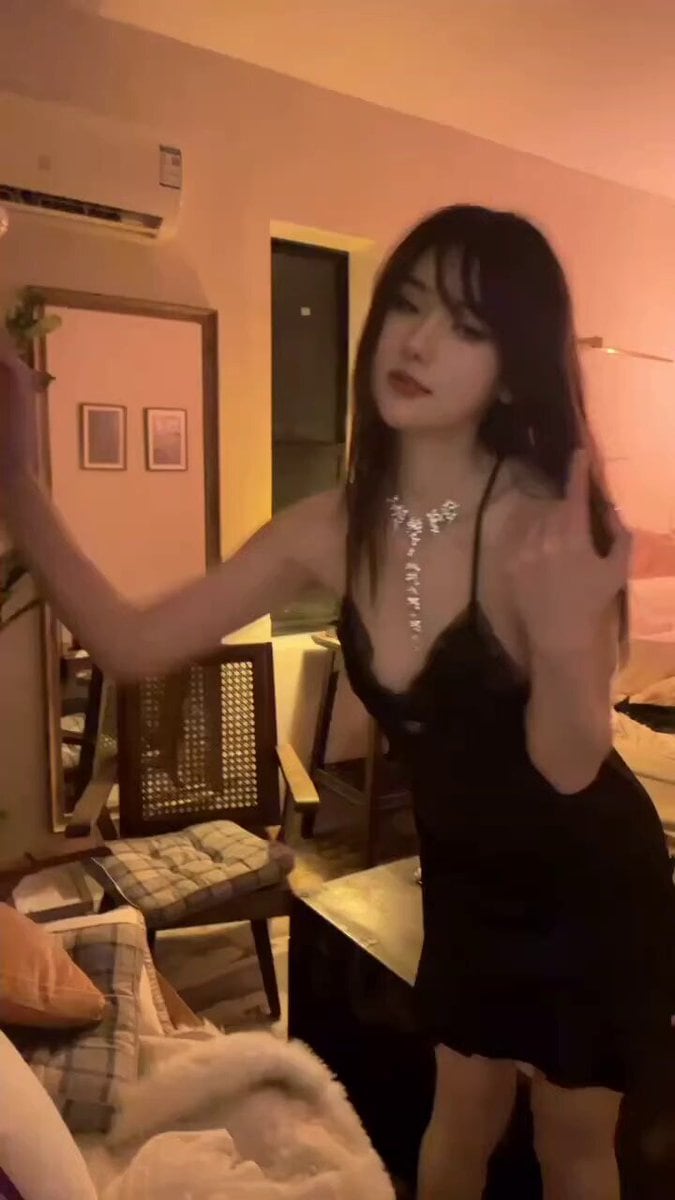 黑色连衣裙
