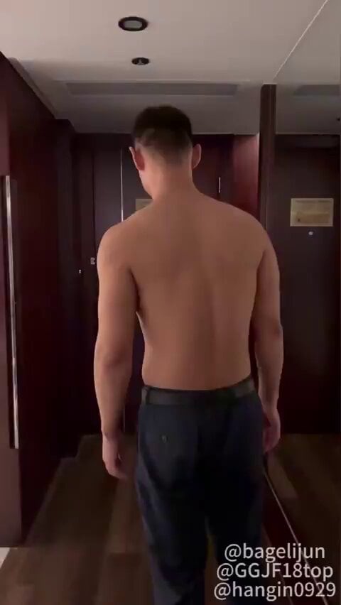 西装暴徒狂舔小奶狗~看见做爱的视频、二弟就控制不住勃起！