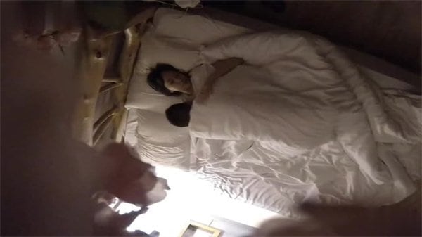 不良酒店盗录可爱鲜嫩学妹与大屌男友开房爱爱.