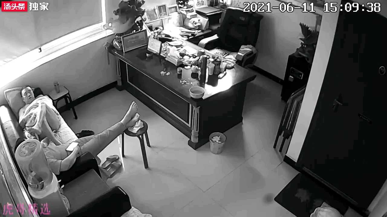 监控破解食堂大姐沦为乡镇领导的玩物，办公室秘密做恶心的勾当