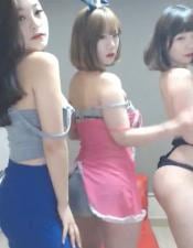 摇啊摇扭啊扭三个美女同台叫声给土豪射.