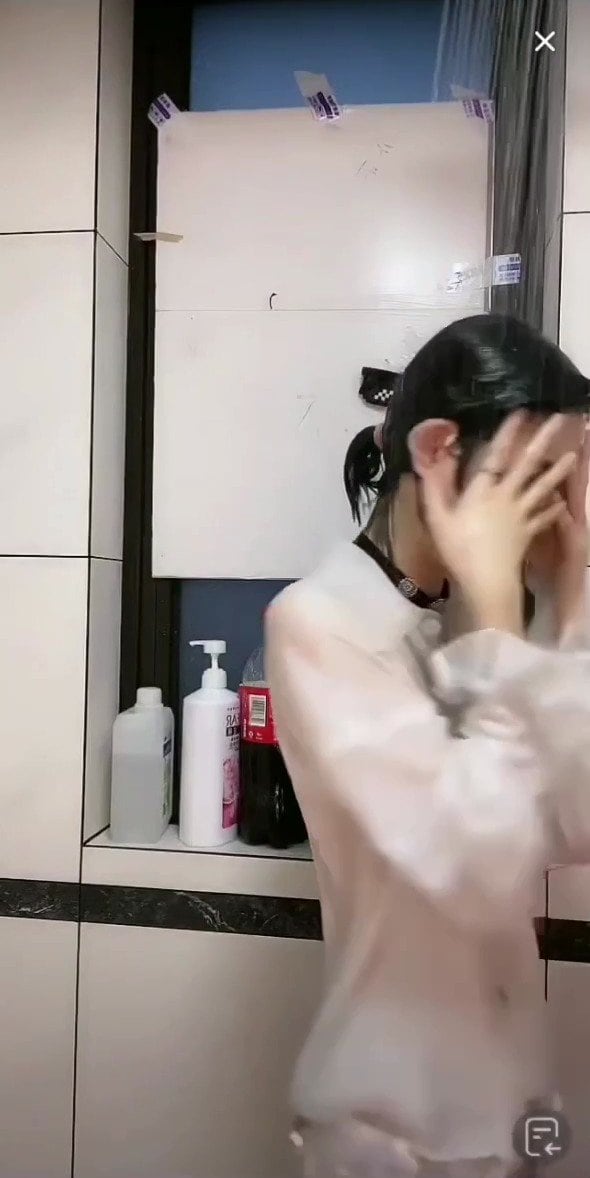 主播白色衬衣淋水湿身露点