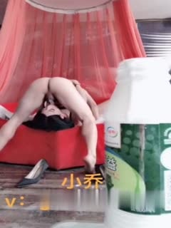 高颜值魔鬼身材TS小乔和男友，对鸡巴痴情有加，往鸡巴倒酸奶让小乔吃爽爽，这样的美妖操起来 快感刺激死了！