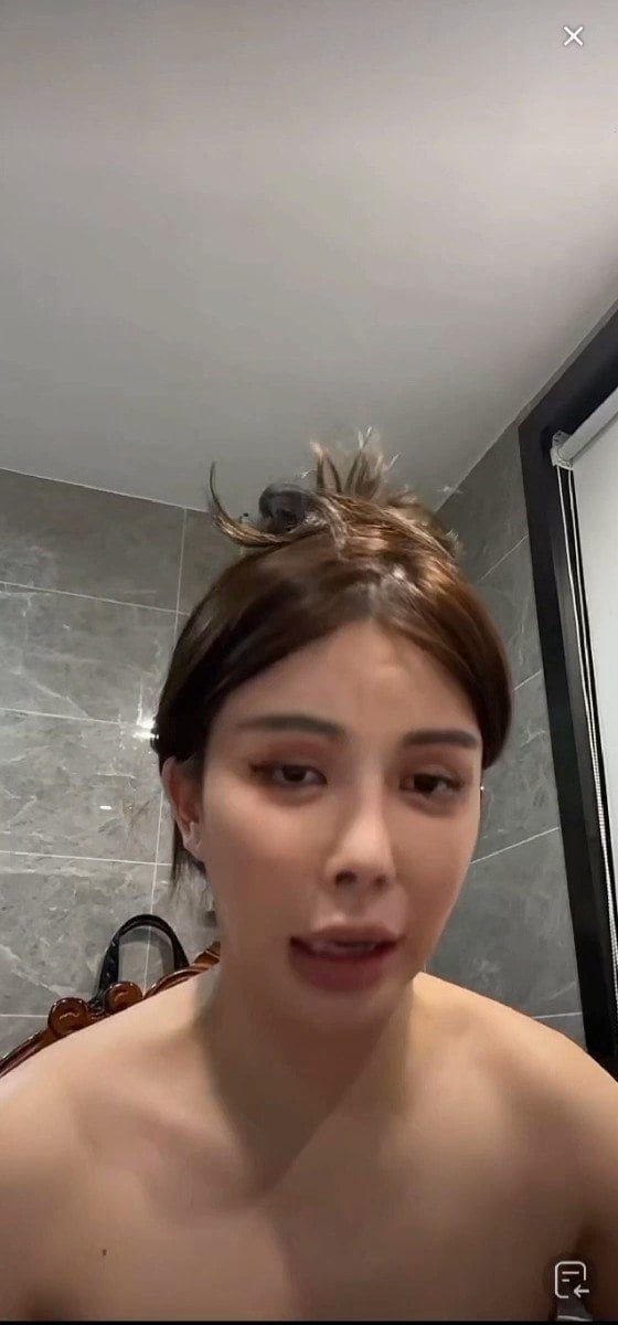 可惜这两奶子都掉到肚脐眼了