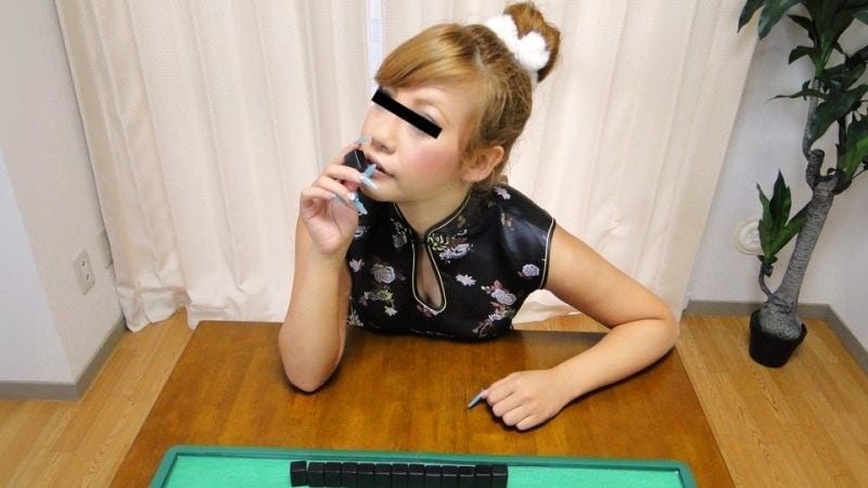 日乃雏野挑战极限！脱衣麻将桌下狂脱狂摸，素人麻将娘10musume_022425_01大胆露出的终极赌局