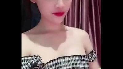 粉嫩美女录制了自慰视频.