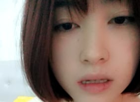 长相清纯漂亮的邻家小妹模样的可爱妹子一件件脱掉情趣内衣自摸小穴还是很粉的.