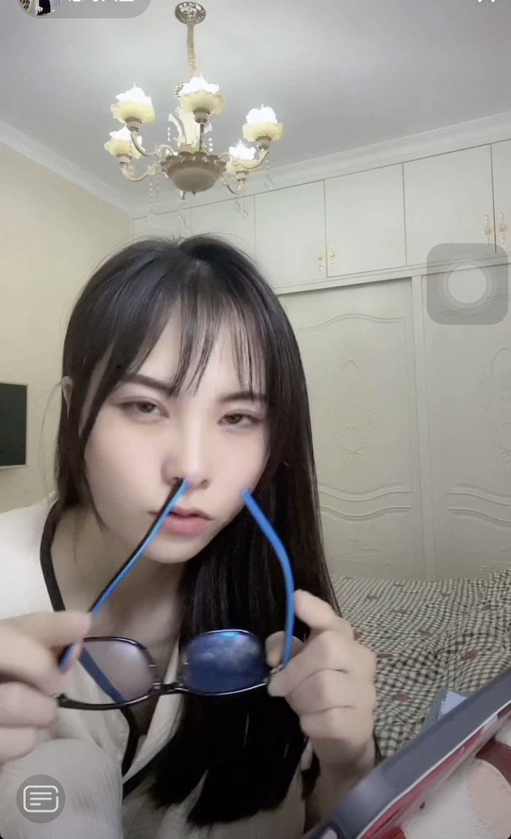 胸弟你这也太小了点 差点没看出来