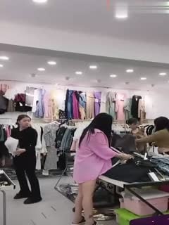 【独家爆料】河南潮范女装店(抖音&快手)直播卖衣服，偷拍女顾客换衣服！有的小姐姐发现被偷拍吓死了！