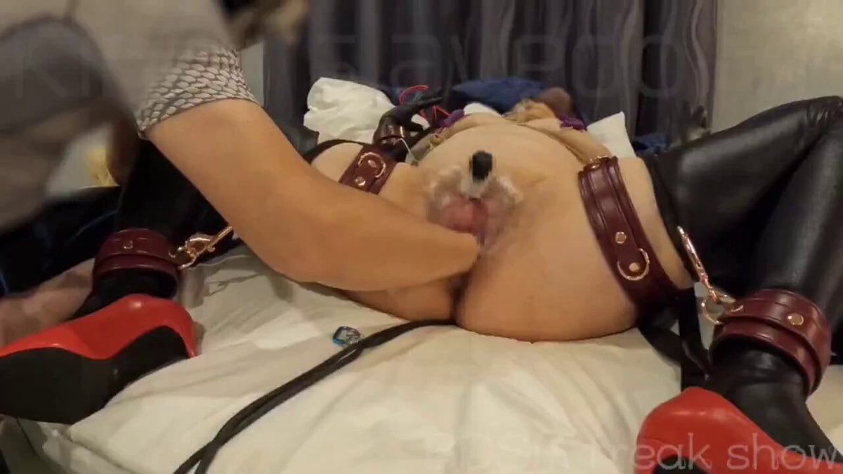 拳交扩张折磨女奴，女奴被玩弄的全身颤抖抽搐。