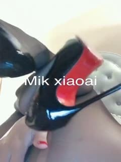 高颜值性感骚货TS王小爱 诱惑丝袜秀 美足美屌喜欢舔妈妈的脚脚吗 好性感啊，看得硬邦邦 多想操翻小爱同学！