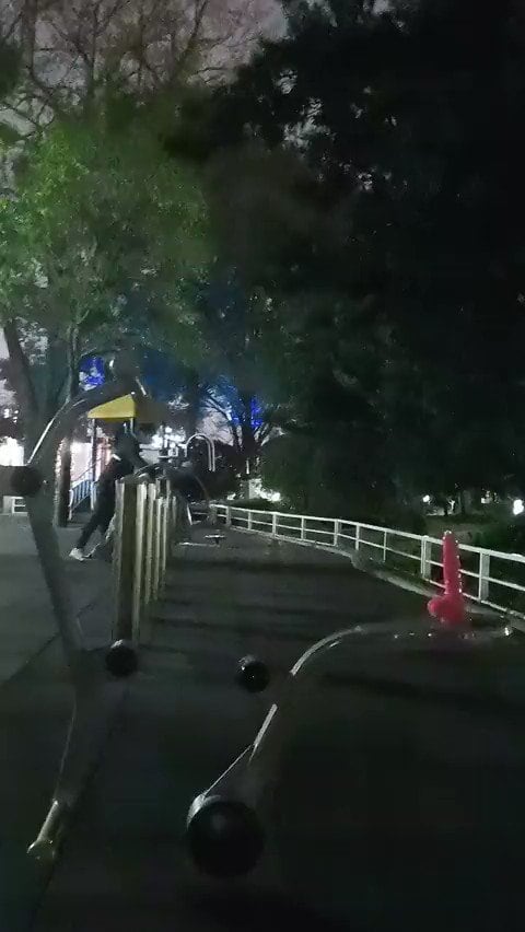 06小公园健身器材上放置假鸡巴，在路人的注视下，坐上去自慰。