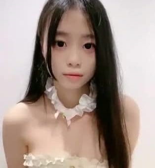 极品尤物美少女露脸！多毛粉嫩骚穴玻璃棒狂插，揉搓阴蒂翘臀娇喘特写