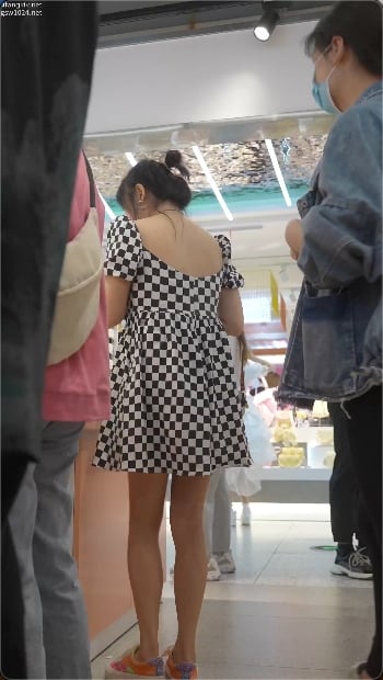 偷拍抄底微胖美女 巨乳肥臀 爆操内射