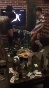 李X雪分手后KTV醉倒被狂干前口后入3P全程偷拍