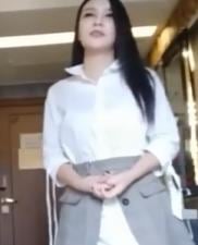 挑了个颜值不错的小姐先口爆一次再切磋技术.