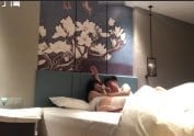 贴心的男炮友帮忙做足前戏让小骚女孩爽后才开操
