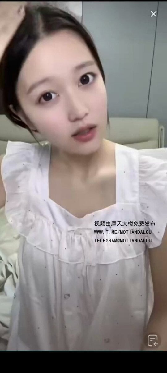 抖音某女网红直播走光真空微乳